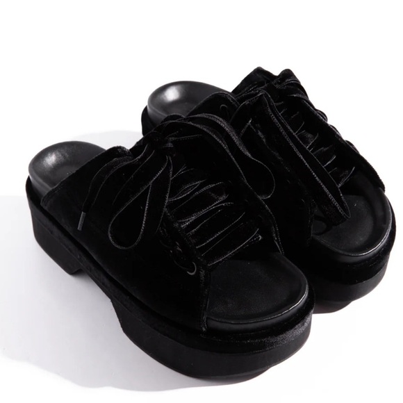 Simone Rocha velvet platform sandals in black. - Picture 5 of 9